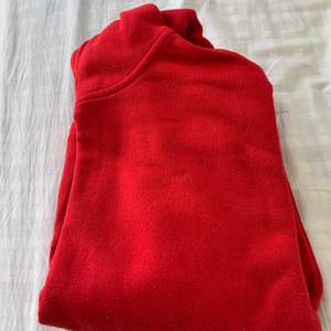 Röd hoodie som jag använt Max fem gånger. Inga fläckar eller hål. Använder inte längre. 