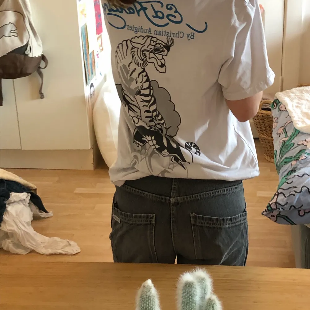 Ed hardy t-shirt i superbra skick, oversized på mig som är S! har även rhinestones på framsidan. köpte second hand. T-shirts.