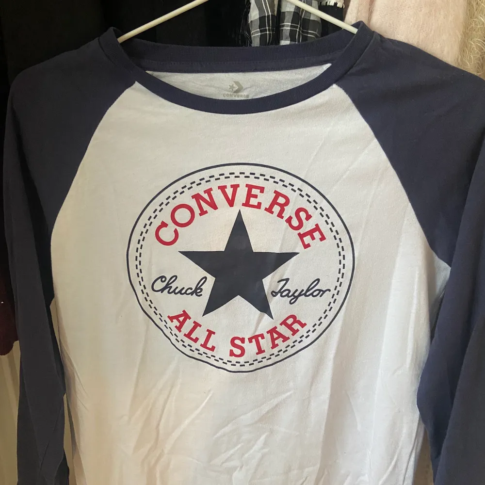 As najs Converse tröja köpt på barnavdelningen! Står storlek 152cm men passar mig som är en M men antagligen bäst på en XS/S💕 . T-shirts.