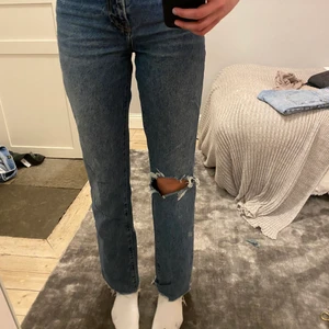 Jeans med hål - Säljer ett par snygga zara jeans med hål med medelhög midja( man kan ha de lowwaisted) Jag är 176 men man kan klippa av dem där nere. Buda privat om det är flera intresserade eller köp för 250 direkt