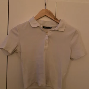 topp - jättefin vitt topp från Zara, endast testad och tvättad. Står M men är stretchig och passar mig som normalt har S.