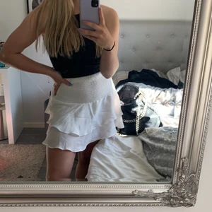 Vit volangblus  - Jättefin vit volang kjol, är helt som ny och heller inga fläckar. Passade inte mig och därmed kommer den inte till användning. Bud startar på 60 minst 10 kr mellan varje bud❤️