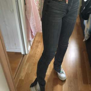 trendiga jeans från ZARA som är stretchiga och superbekväma. 💜 Tyvärr har de gått sönder lite, därav det billiga priset, men hålet är inget som syns när man bara har på sig dem...