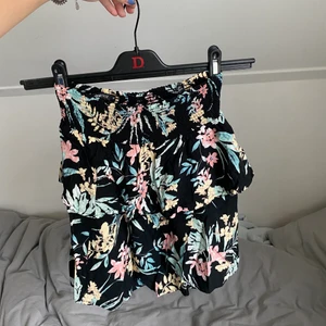 Blommig kjol🌸🌿 - Är i bra skick och bra passform🌟🌸