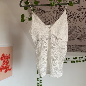 vitt linne - vitt spetslinne inköpt från sellpy, aldrig använd 💓 storlek M men skulle nog passa en xs-small, alla lappar sitter kvar