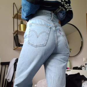 Knappt använda levi’s jeans i ribcage modellen. Som nya, Perfekt skick! Säljer pga fel storlek. 