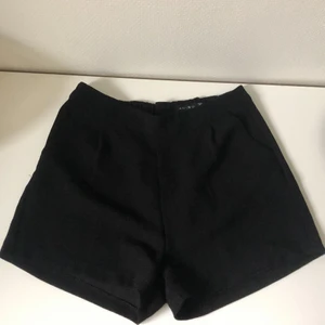 Svarta shorts - Svarta shorts, använda ett fåtal gånger. Storlek 38 från New Yorker. 