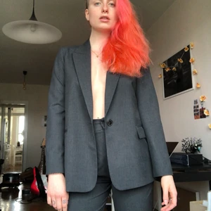 Kostym och byxa Zara strl 36/S - Kostymset från Zara i grått. Som nytt, fått i present men använder inte grått heh 🧡 Storlek S på kavaj & 36 på byxa