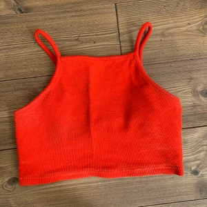 Röd topp - Söt topp i knallrött. Frakt ingår inte men kan mötas upp i Stockholmsområdet!