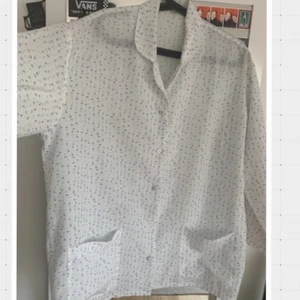 Shorta  - Super gullig shorta köpt på humana. Super bra sick förutom att kragen har fått en lite gulaktig nyas, se sista bilden. (Syns inte när den är på) en oversized fit , fin både öppen som ”jaka” eller stängd som vanlig shorta. köparen står för frakt 🚚 vid fler frågor är de bara att skriva ☺️