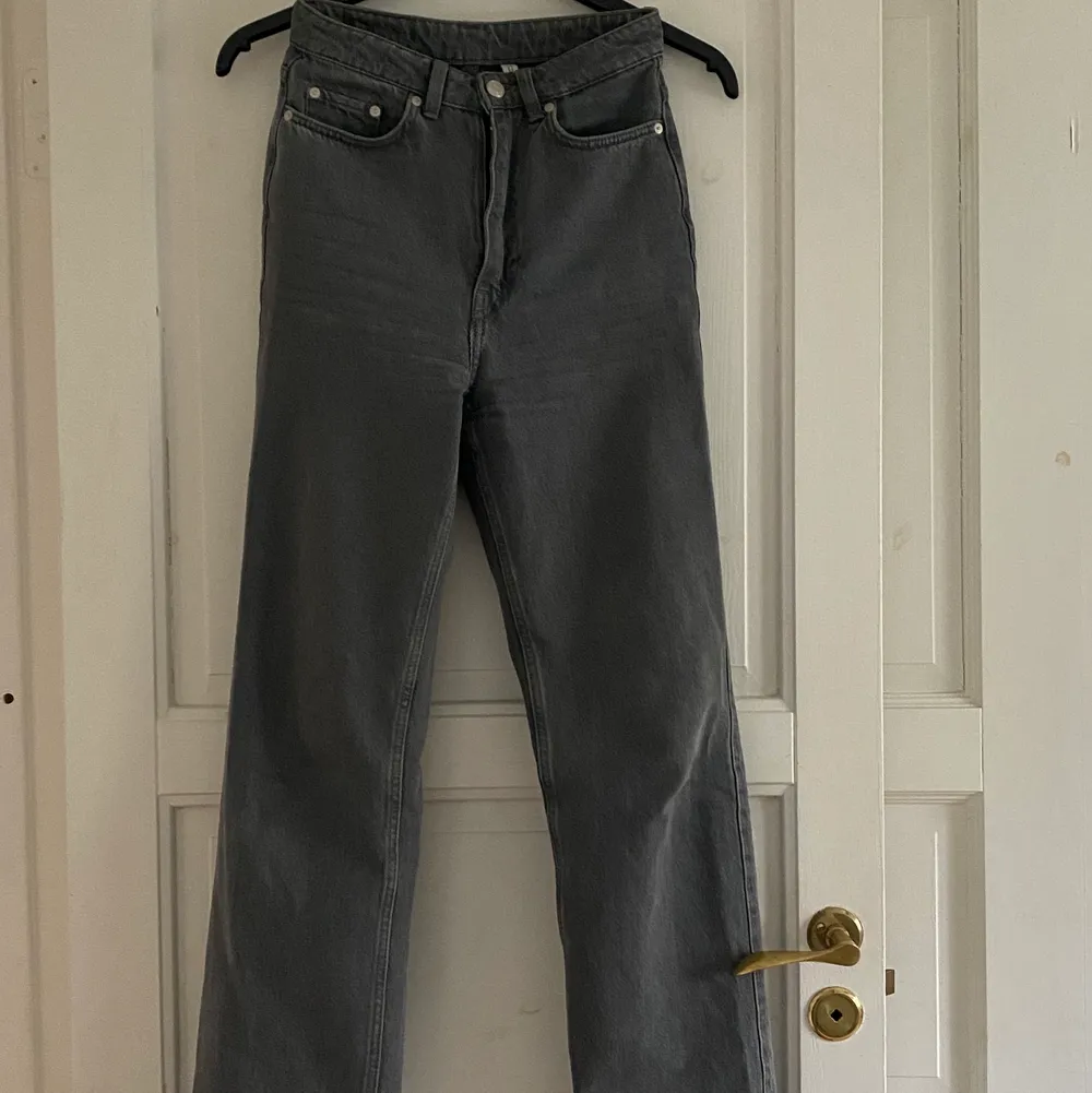 Gråa jeans från weekday i bra skick. Modell Row storlek W 24 L 32. Jeans & Byxor.