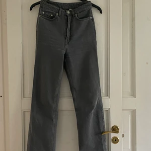 Weekday jeans - Gråa jeans från weekday i bra skick. Modell Row storlek W 24 L 32