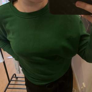 Fin mörkgrön tröja, bredare i ärmarna. Den är i XS men passar även en S🥰