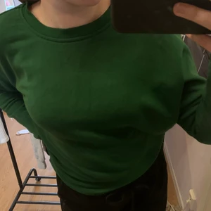 Grön tröja - Fin mörkgrön tröja, bredare i ärmarna. Den är i XS men passar även en S🥰