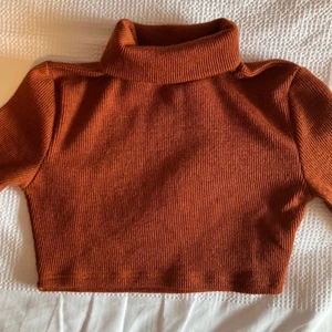 Cropped high neck jumper  - Köpt ifrån SHEIN. Jättebra skick. Storlek: XS