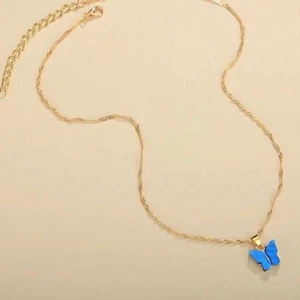 Halsband - Halsband i guld med fjärilsmotiv🤍