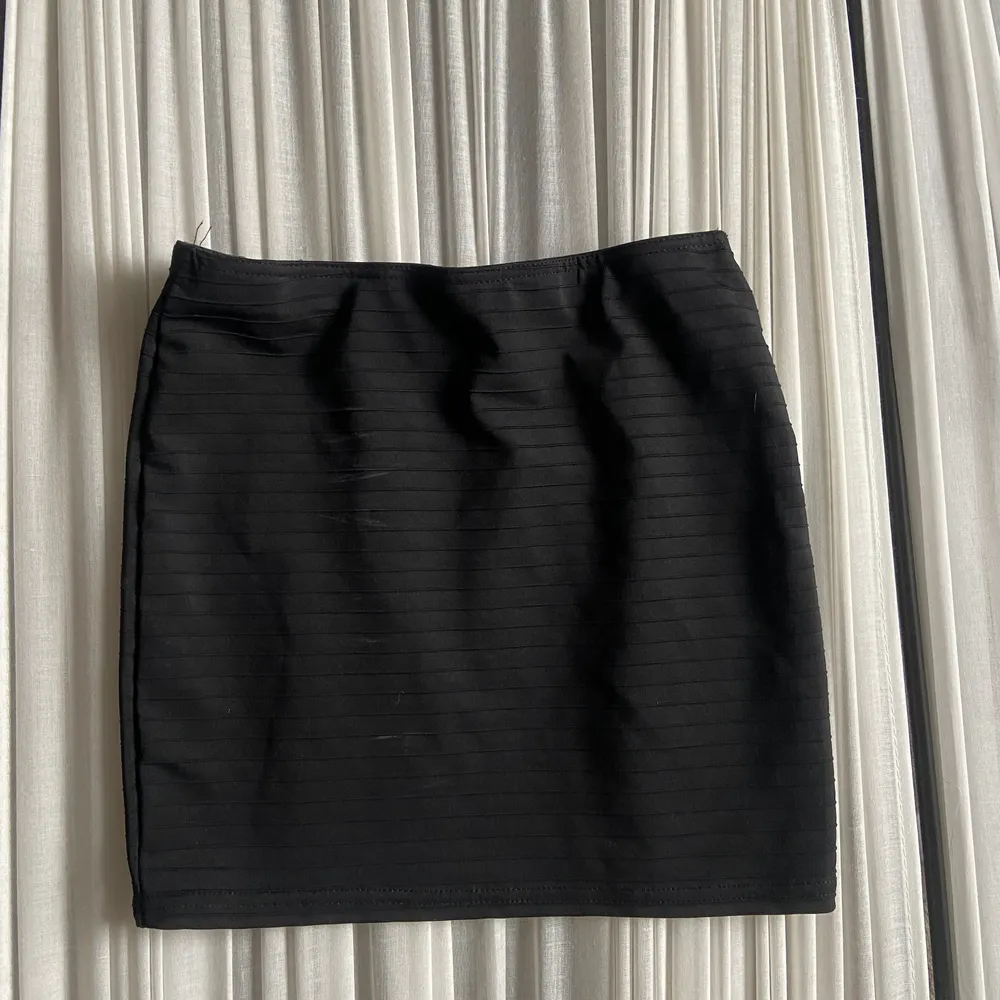Gammal kjol knappt använd, ändå bra skick, den har inget märke eller storlek så skulle säga att det är storlek S. Kjolar.