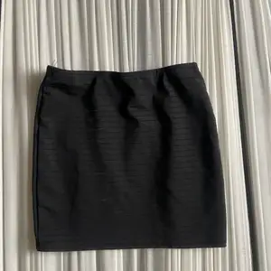 Gammal kjol knappt använd, ändå bra skick, den har inget märke eller storlek så skulle säga att det är storlek S