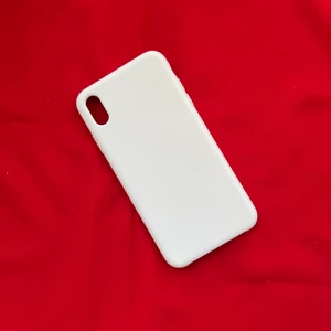 Iphone XS Max skal - Vit silikon iPhone skal, i bra skick användes för ungefär två veckor och var 150kr nypriset 