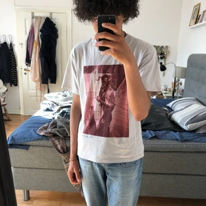 Polar Skate Tröja - Polar Skate Devil t-shirt. Ett jävligt coolt tryck på tröjan! Färgen är en mix av vit och beige, någonstans där emellan. Storlek M men kan även passa L. Möts i Malmö och tar Swish. Står ej för frakt! (: