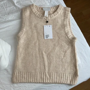 Stickad väst - Stickad väst i beige färg, aldrig använd i storlek S