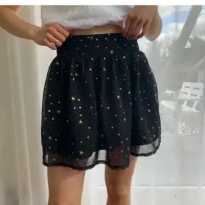 Super fin kjol och perfekt nu för sommaren. Men tyvärr för liten för mig och säljer därför. Om det är flera intresserade så sker det budgivning i komentarsfältet! ☺️🥰 om nån har frågor så är det bara att höra av sig! 