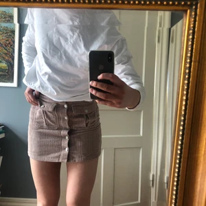 Manchester kjol strl M - Dusty rosa manchesterkjol i strl M från pull & bear. 