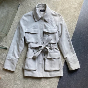 Jacka Gina Tricot - Eftertraktad jacka från Gina tricot i kall beige färg. Dold dragkedja. Fint skick!