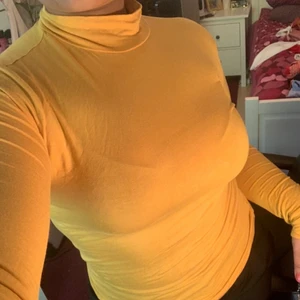 Gul topp - Säljer denna gula topp med hög hals☺️ st L men passar även M💗