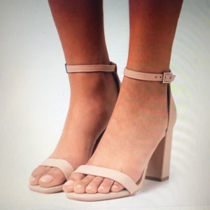 Beiga klackskor - Enbart provade, men dom är tyvärr lite för små för mig som brukar ha storlek 38. Klackskorna är cirka 8,5cm höga. 