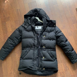 Äkta boomerang jacka 😍 - JÄTTE fin bomerang jacka 😍 med 2 innerfickor och 2 ytterfickor. Jätte fin detalj med knappar men det finns dragkedja också. köpt för 6000 så passa på 😍🥰 sitter perfekt på mig som 162/163