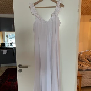 Klänning - Vit långklänning från H&M i storlek M, aldrig använd.