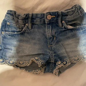 Jeansshorts med detalj!🤍 - Fina ganska andvända jeansshorts som har små vita detaljer🤍🤍