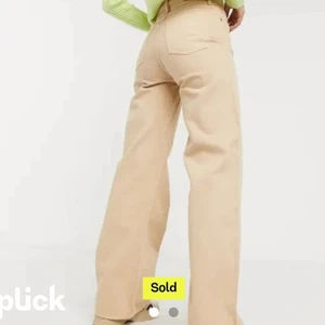 Beige jeans - Ett par snygga jeans från monki i storlek 24! Säljer då jag köpte fel storlek och de är för små för mig. Fråga gärna om fler bilder eller annan info 💗 