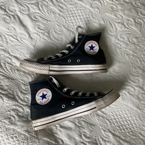 Converse - Säljer mina converse i fint skick, tvättas självklart innan försäljning. Spårbar frakt tillkommer 💞 budgivning vid många intresserade