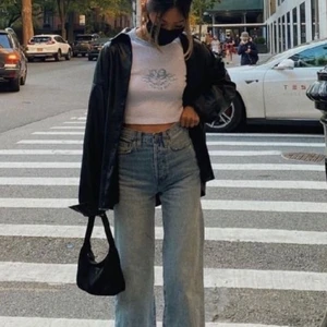 pu skjorta - snygg pu skjorta från Gina. Obs!! Första bilden är lånad. Storlek 42 men jag har vanligtvis 36 och för mig är den oversized å snygg. 