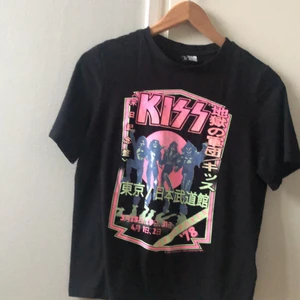 kiss tshirt  - bra skick. säljer den för att den inte är min stil längre