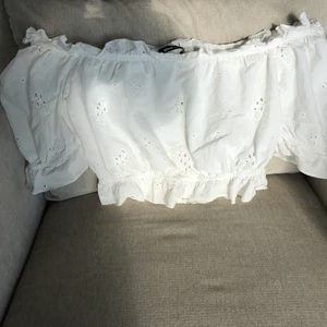 vit blus - en vit blus från ginatricot i storlek 36 svriv om du har frågor mm<3☺️