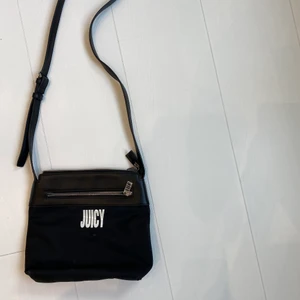 ⚡️Juicy Couture väska⚡️ - Jätte snygg och trendig Juicy Couture väska. Passar till allt och kan matchas till vad som helst. Inte alls mycket använd💘