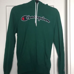 Champion hoodie oversized  - Sitter snyggare på än vad det ser ut på bilden! Bilder kan fås privat 😊 säljer nu denna suuupersnygga mörkgröna champion hoodie då den inte kommer till användning. Sitter oversized på mig men har fortfarande en bra passform. Bud 200 eller köp direkt för 300kr 😊 frågor och bilder tas privat! 