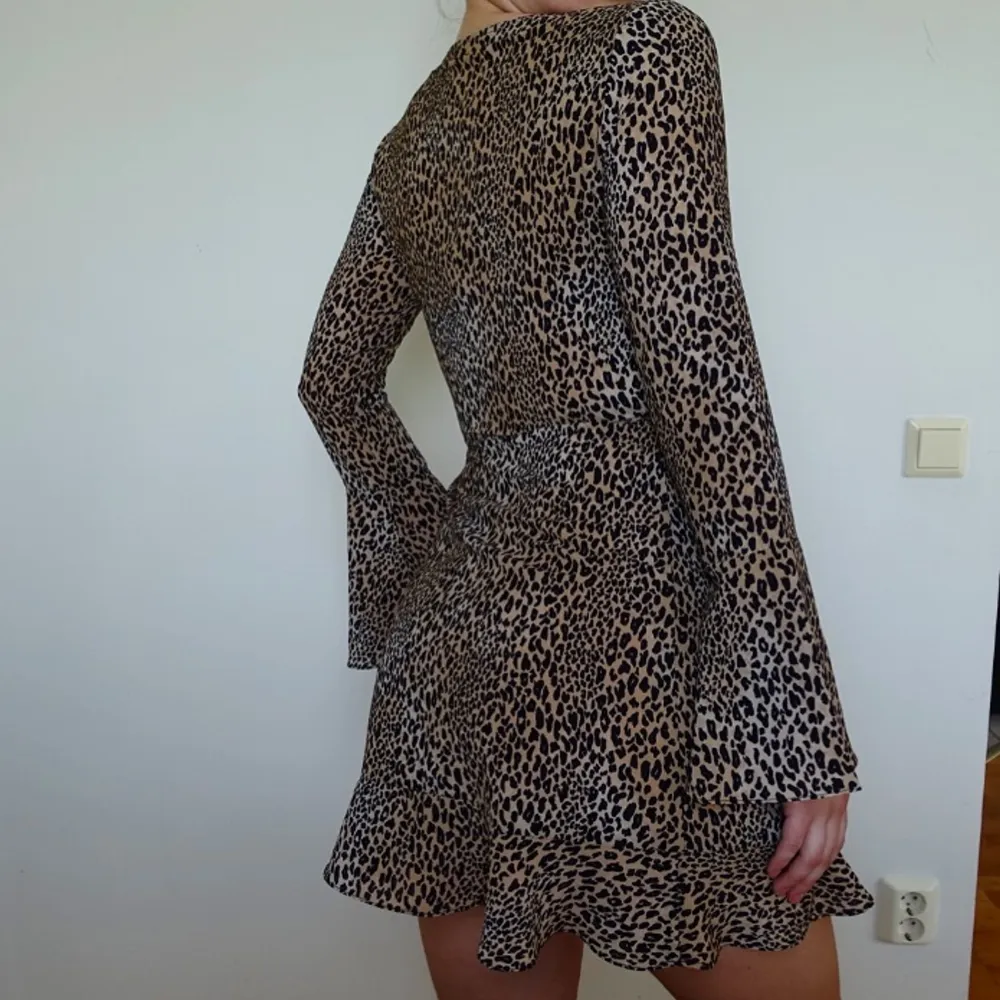 Säljer denna fina omlottklänning med leopardmönster då den aldrig blivit använd. 🌻 perfekt till sommaren. Storlek 38 (Passat också 36/XS/S).. Klänningar.