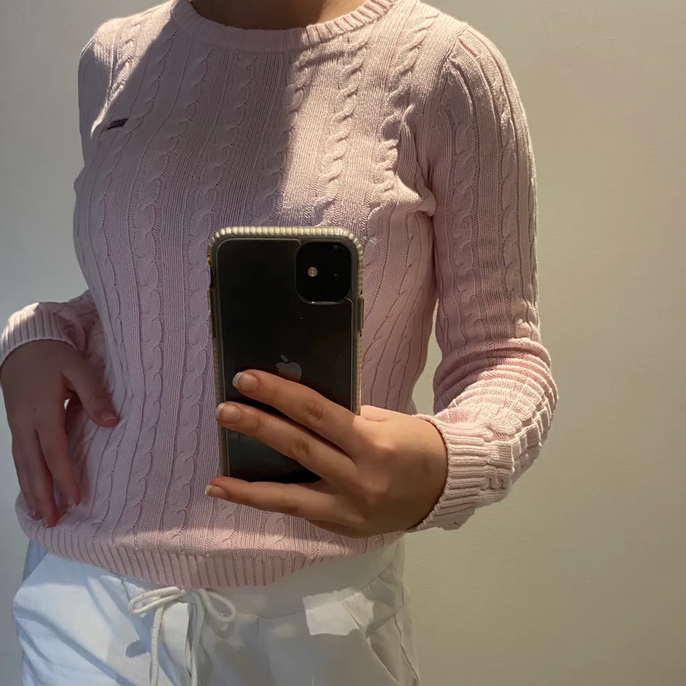Jätte fin rosa lexington tröja storlek Xs. Jag är 163 cm och har ofta storlek S/M och den sitter perfekt. Säljer den eftersom den inte kommer till användning mer. Säljer den för 150kr exklusive frakt annars kan jag mötas i Stockholm💕💕. Stickat.
