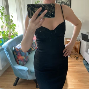 Sidenklänning  - Jättefin sidenklänning som formar kroppen , storlek S men passar även XS.