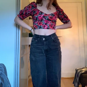 Blommig topp - Söt röd/rosa/svart blommig topp. Knappt använd, perfekt till sommaren:)