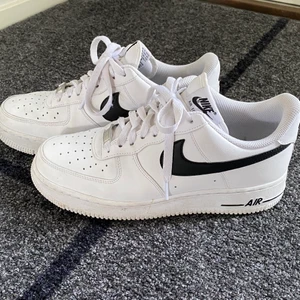 Nike airforce stl. 40,5 - Svarta och vita airforce i fint skick då de är använda 4 ggr endast💓 storlek 40,5 & frakten står köparen för!📦