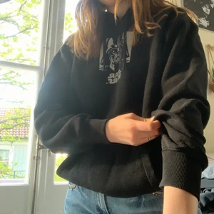 Starwars tjocktröja - Starwars tjocktröja med reflex märke. Storlek M-L. Frakt ingår inte i priset