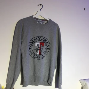 Tommy jeans grå Sweatshirt  - Sparsamt använd Tommy jeans sweatshirt. Storlek herr medium. Buda i kommenterarna, från 150 kr 