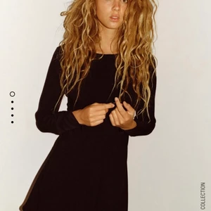 Helt ny zara klänning - En helt ny klänning från Zara med lappen kvar! Köptes i vintras men inte använd då den är aningens liten på mig! Storlek S, insydda detaljer vid ärmar och midja