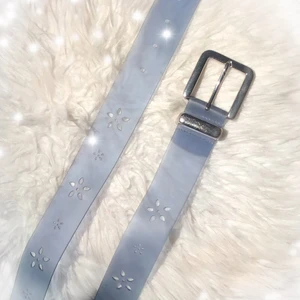 Genomskinligt blått skärp - Bra skick, fina små blommor. Det står storlek ML. Den passar mig ok som har ungefär 80 cm i midjan