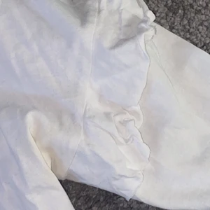 Kort tröja från Lager157  - Säljer en kort ”magtröja” från Lager157 i stl.M/L Använd några få gånger. Personligen gillade jag inte att den var så kort men det är bara min åsikt. Tycker den är en S/M istället för M/L